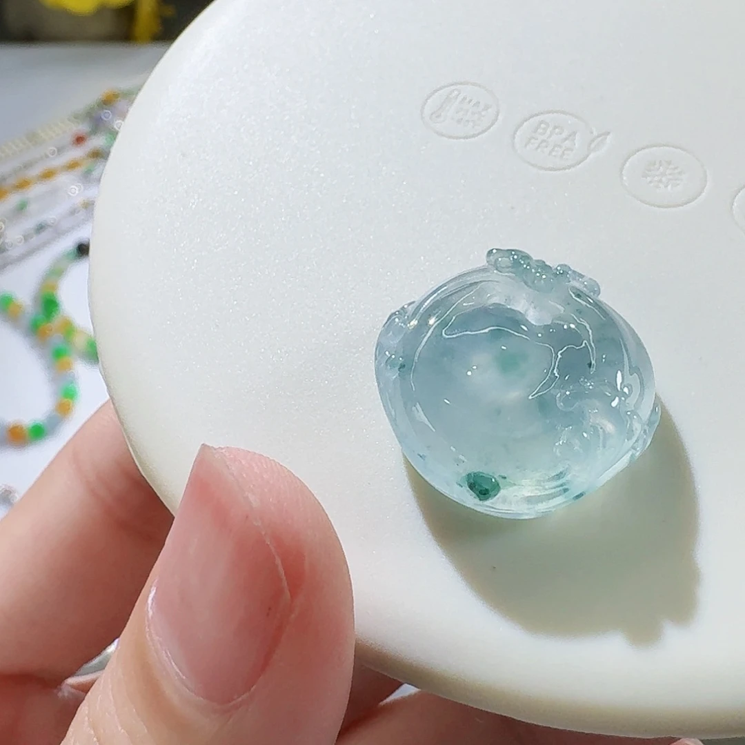 翡翠颈饰未镶嵌风生水起