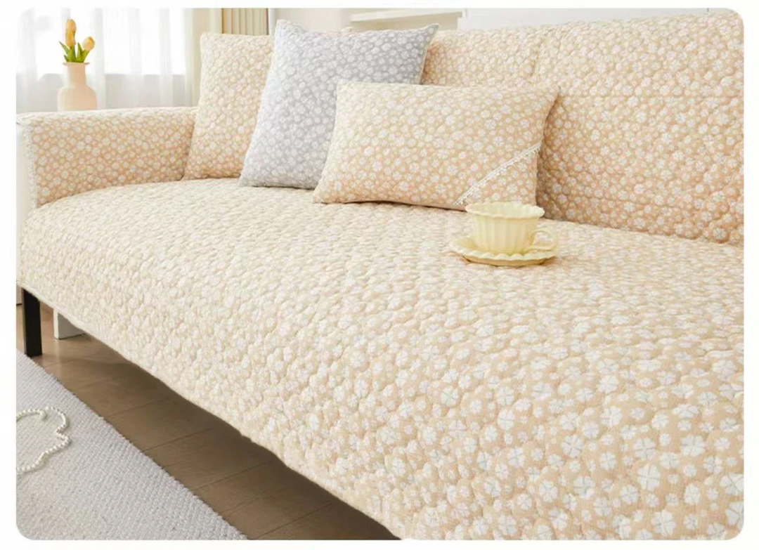 约90x210 杏色四叶草泡泡面料防滑沙发垫 发一个