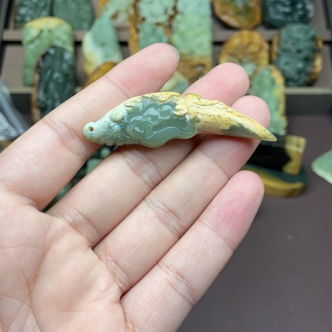 未镶嵌岫岩河磨玉（透闪石质玉）挂件
