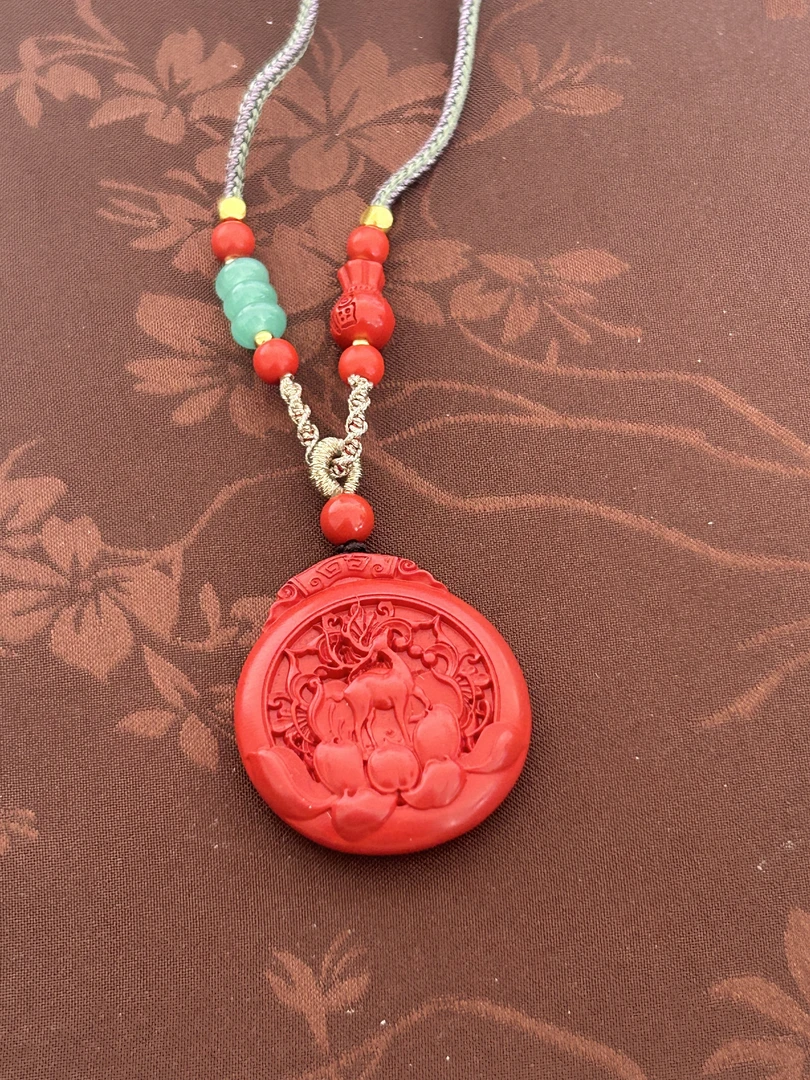 天然辰砂天然原矿朱砂一鹿有你圆牌吊坠