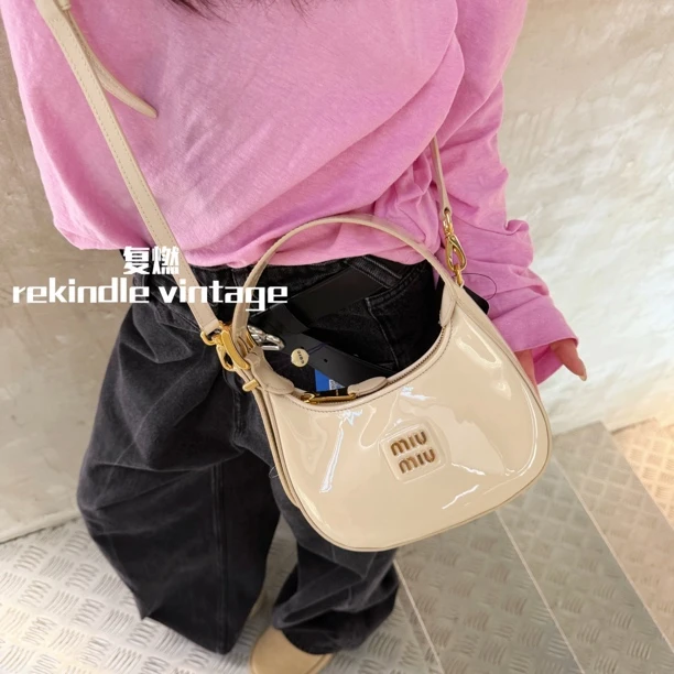 99新 MIU MIU/缪缪 复燃精选/白金漆皮mini hobo斜挎包