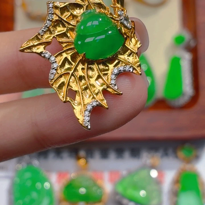 翡翠18K金镶嵌颈饰