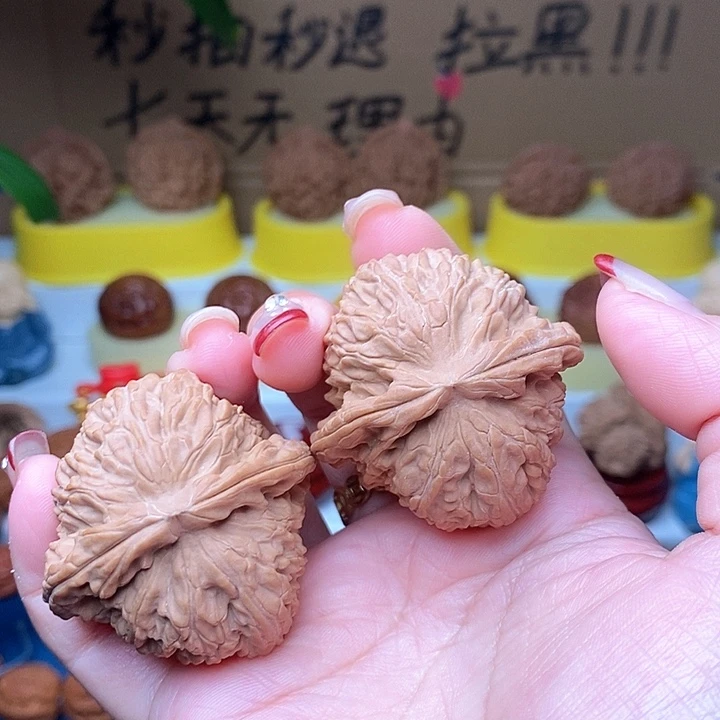 文玩核桃吊坠白狮子43