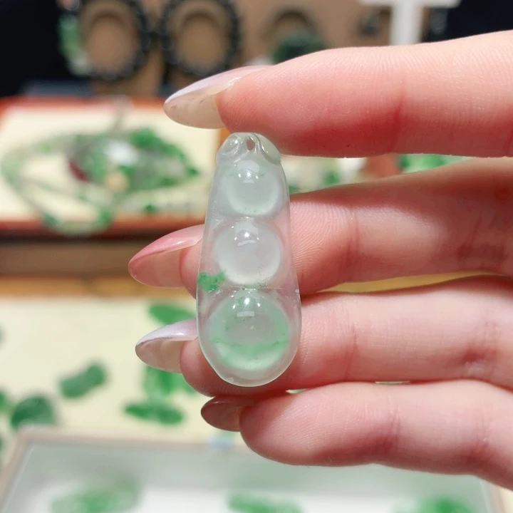 优***子石英质玉（非洲翠）未镶嵌颈饰