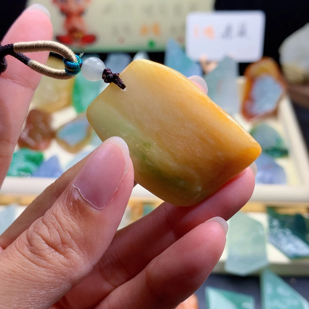 颈饰未镶嵌翡翠外***牛翡翠