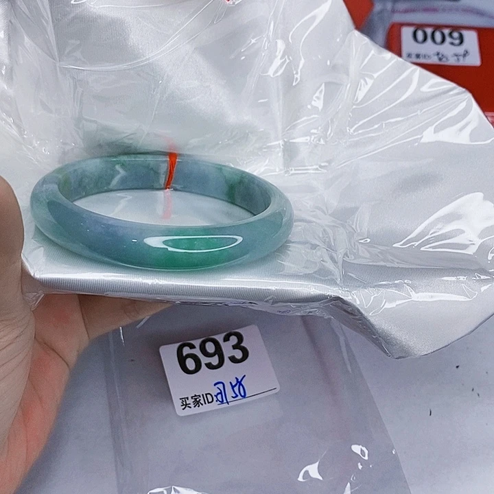 翡翠未镶嵌手镯一图一物实物为准（微瑕处理）