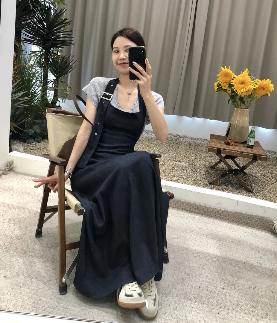 法式优雅复古早春2025时尚新款显瘦气质挂脖式抹胸收腰连衣裙女