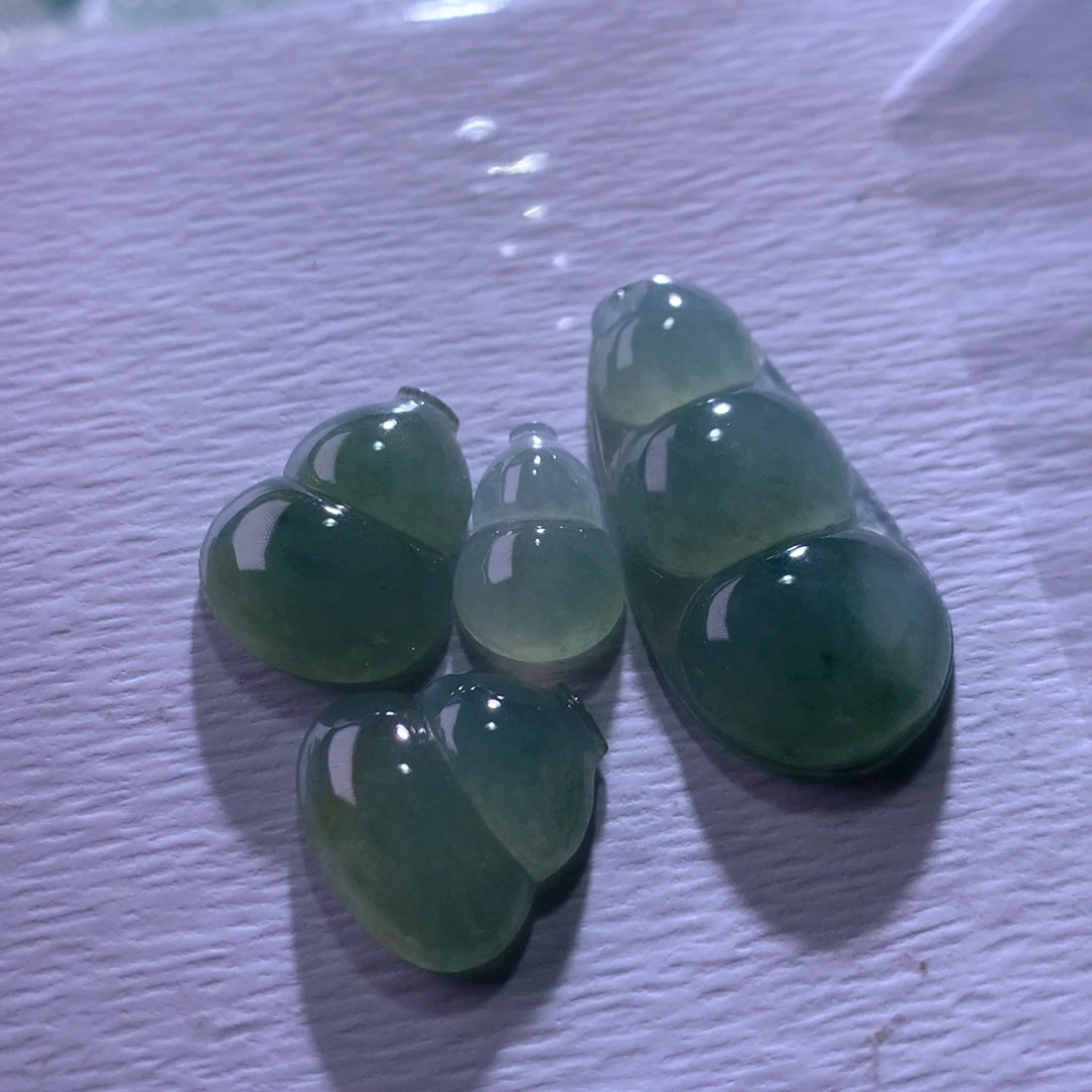 翡翠未镶嵌颈饰一手