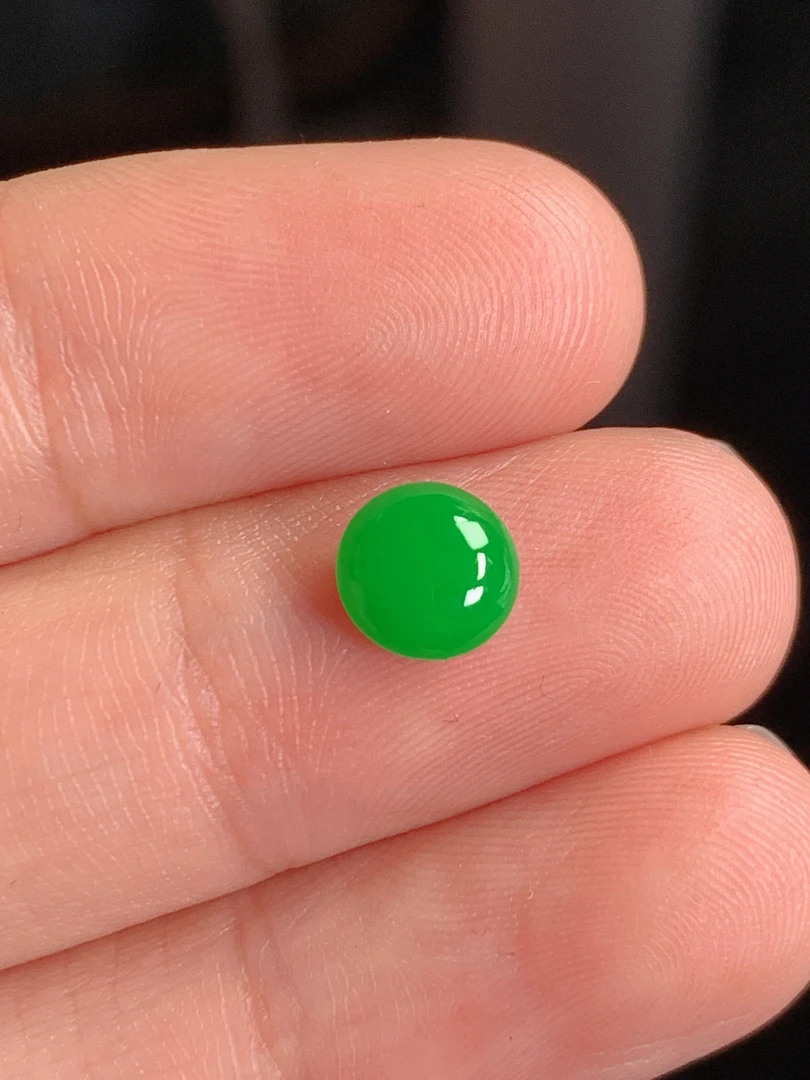 天然缅甸翡翠A货冰种辣阳绿正圆蛋面，尺寸6.3*3.2，