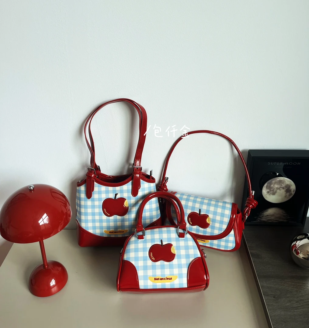 包仟金. 吃掉一口红苹果.皮革气垫感蓝色夏日格子包