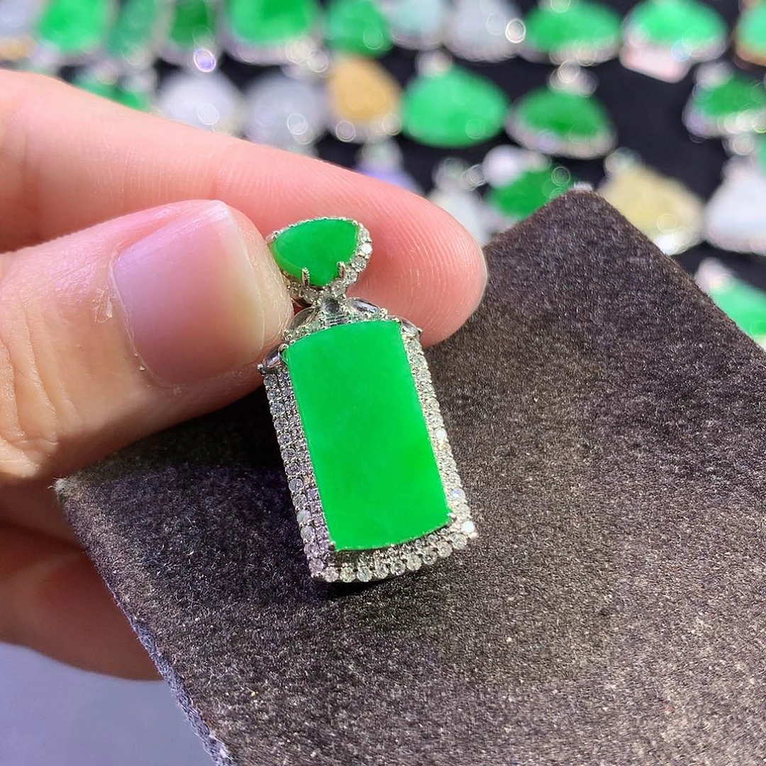 翡翠18K金镶嵌吊坠(赠链)