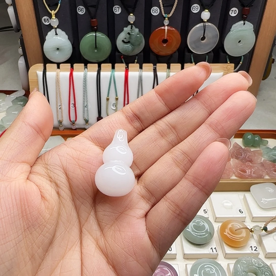 颈饰未镶嵌石英质玉