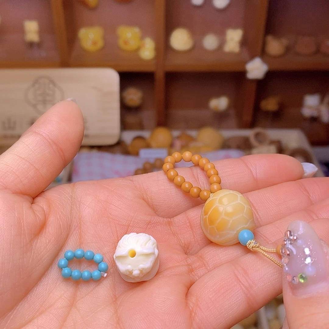 猴头核桃吊坠白醒狮个小绿卡和小富甲提溜