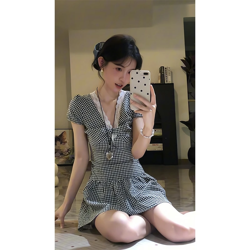 2025新款女士夏季复古黑白格子V领短袖连衣裙收腰显瘦蕾丝短裙