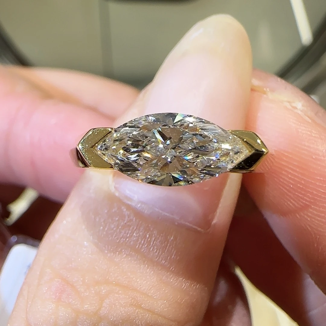 18K金镶嵌实验室培育钻石横镶马眼1卡igi双证