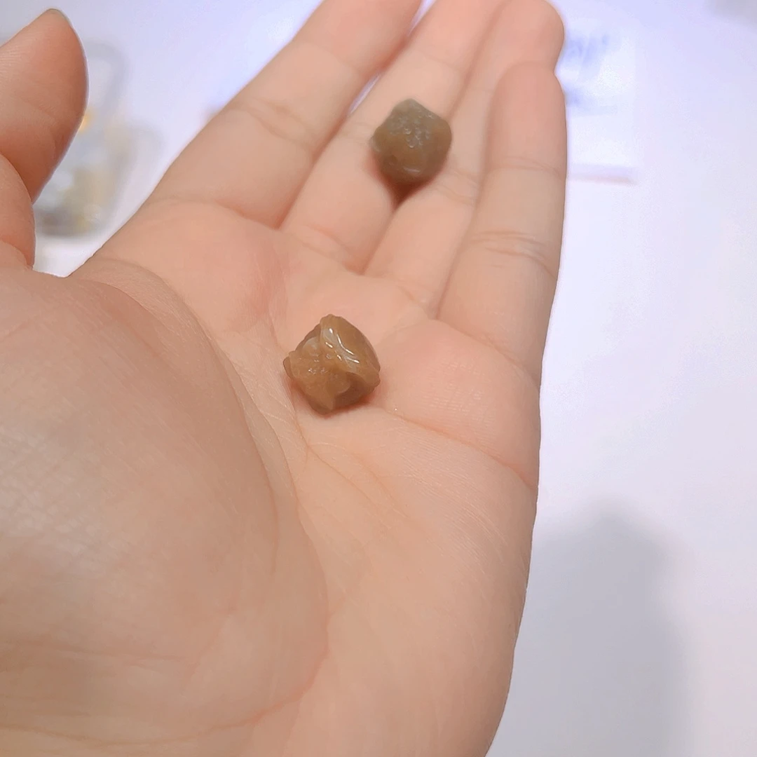 和田玉（糖玉）未镶嵌颈饰醒狮一个