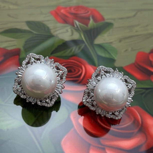 铜合金仿珍珠耳饰 轻奢原创设计小众百搭经典气质时尚复古名媛