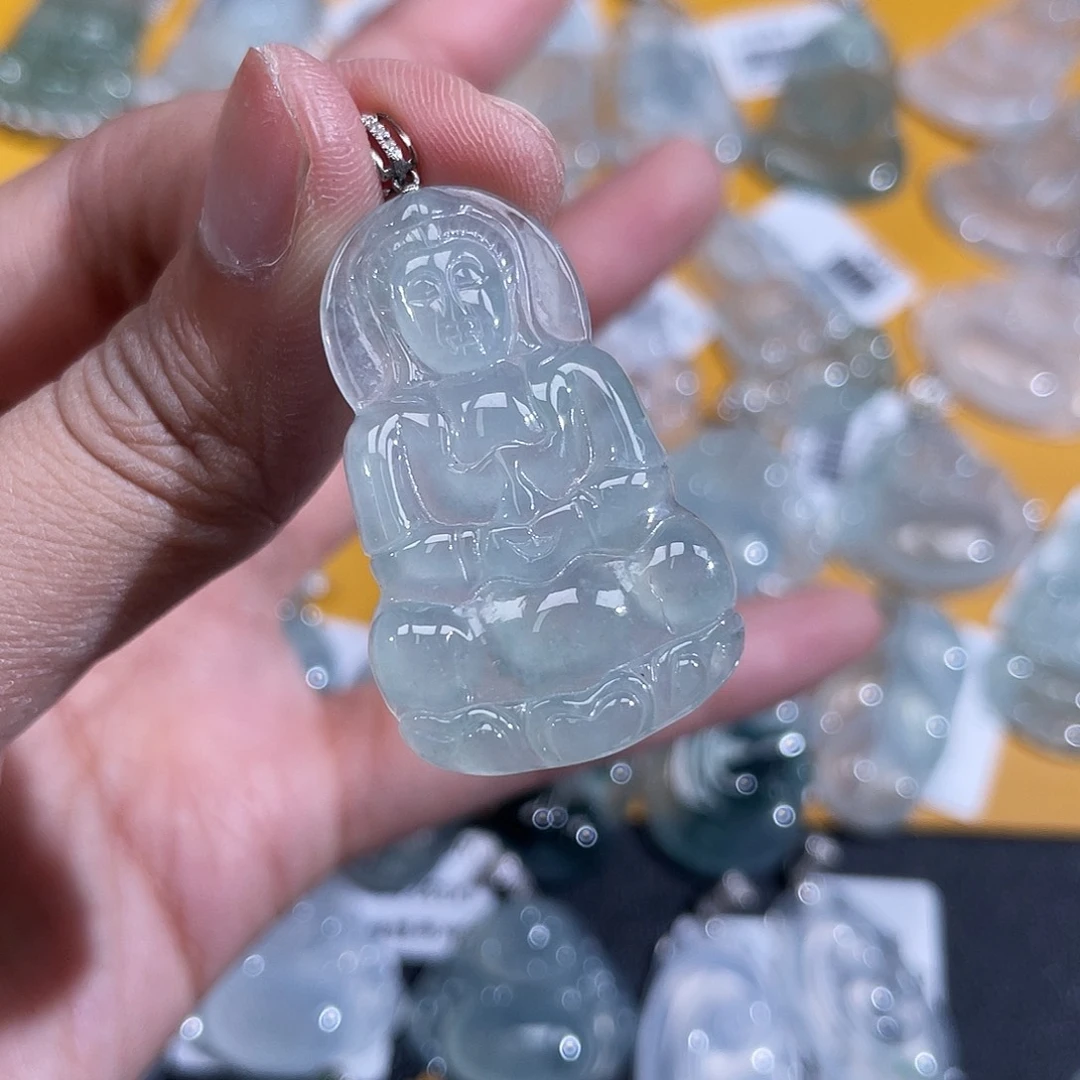 翡翠18K金镶嵌颈饰观音
