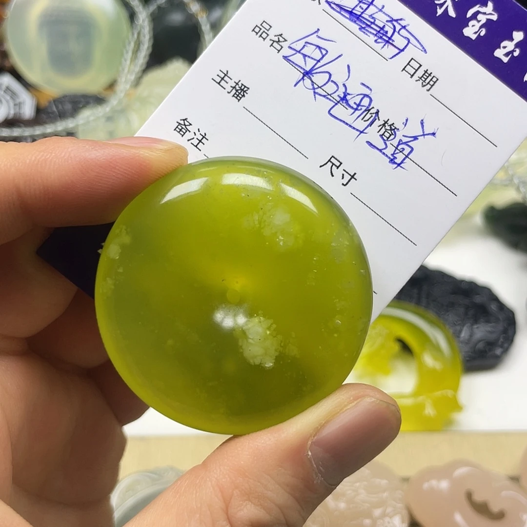 敏***道蛇纹石玉未镶嵌颈饰