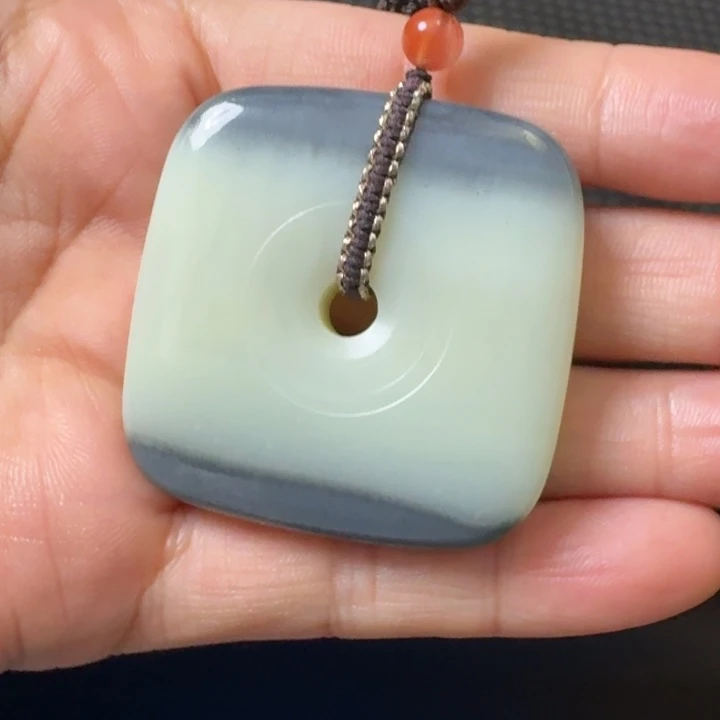 和田玉未镶嵌颈饰青花籽平安扣