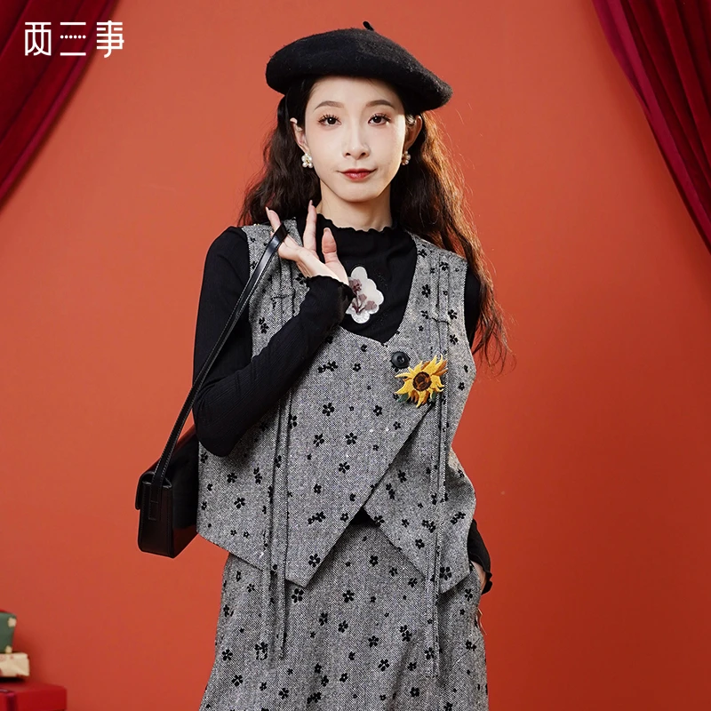 两三事迷雾茶花 碎花图案胸针西装马甲S25CMJ494