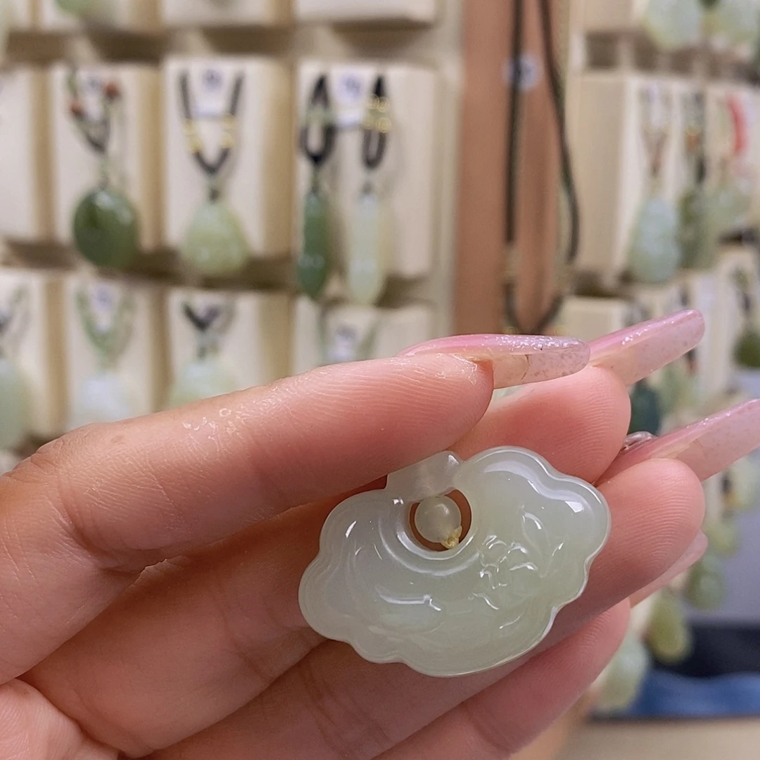牛***颈饰未镶嵌和田玉