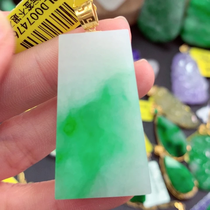 莲***者翡翠18K金镶嵌吊坠(不含链)