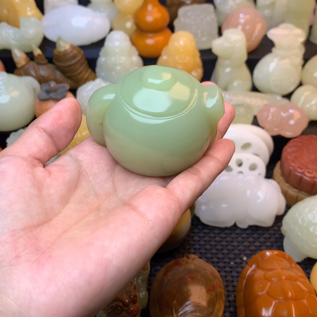 大***林五彩石手把件绿色壶