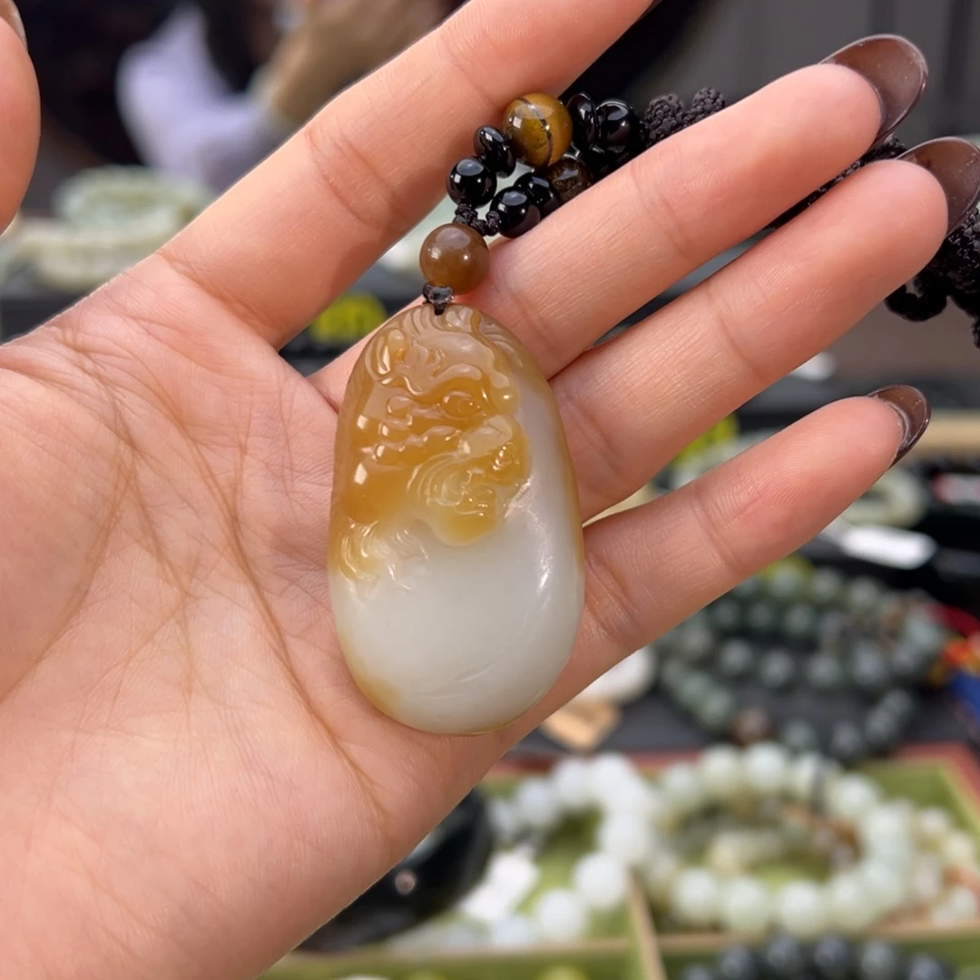 吊坠(赠链)未镶嵌和田玉且末料金山糖吊坠