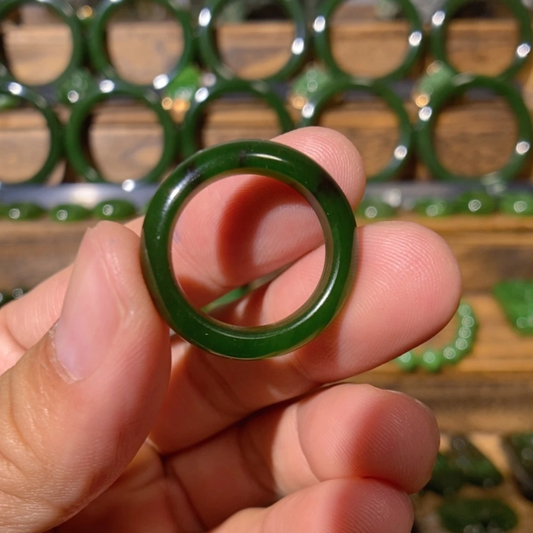 【闪购商品】吊坠(不含链)未镶嵌和田玉俄七红皮菠菜绿戒圈 17.7