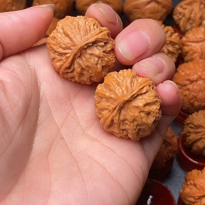 文玩核桃吊坠珊瑚纹