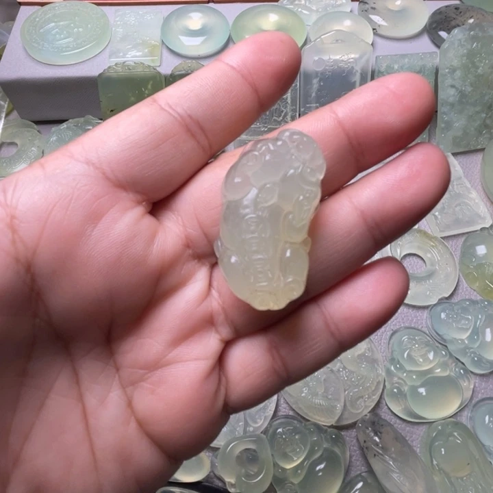 岫玉未镶嵌吊坠(赠链)