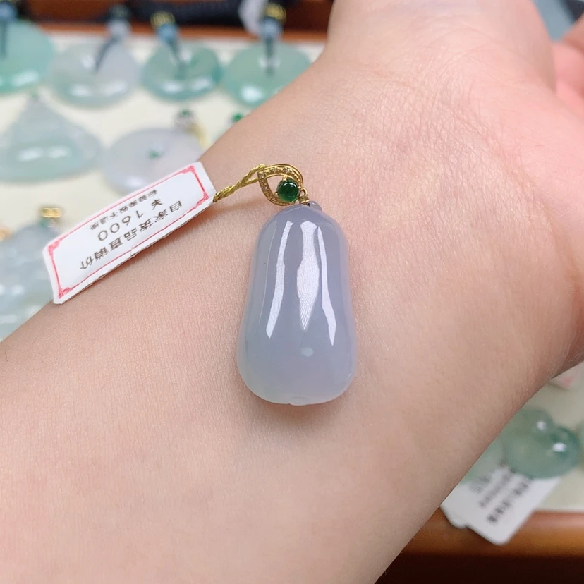【闪购商品】翡翠18K金镶嵌颈饰瓜