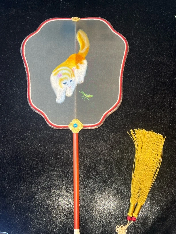 手工苏绣双面绣宋锦贴线团扇 猫戏螳螂图案