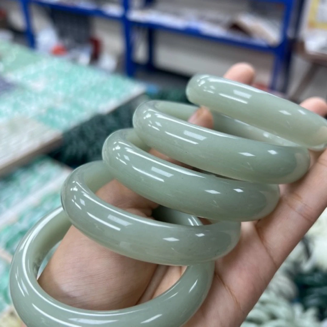 天然保真老熟料鸭蛋青色手镯多样性发一