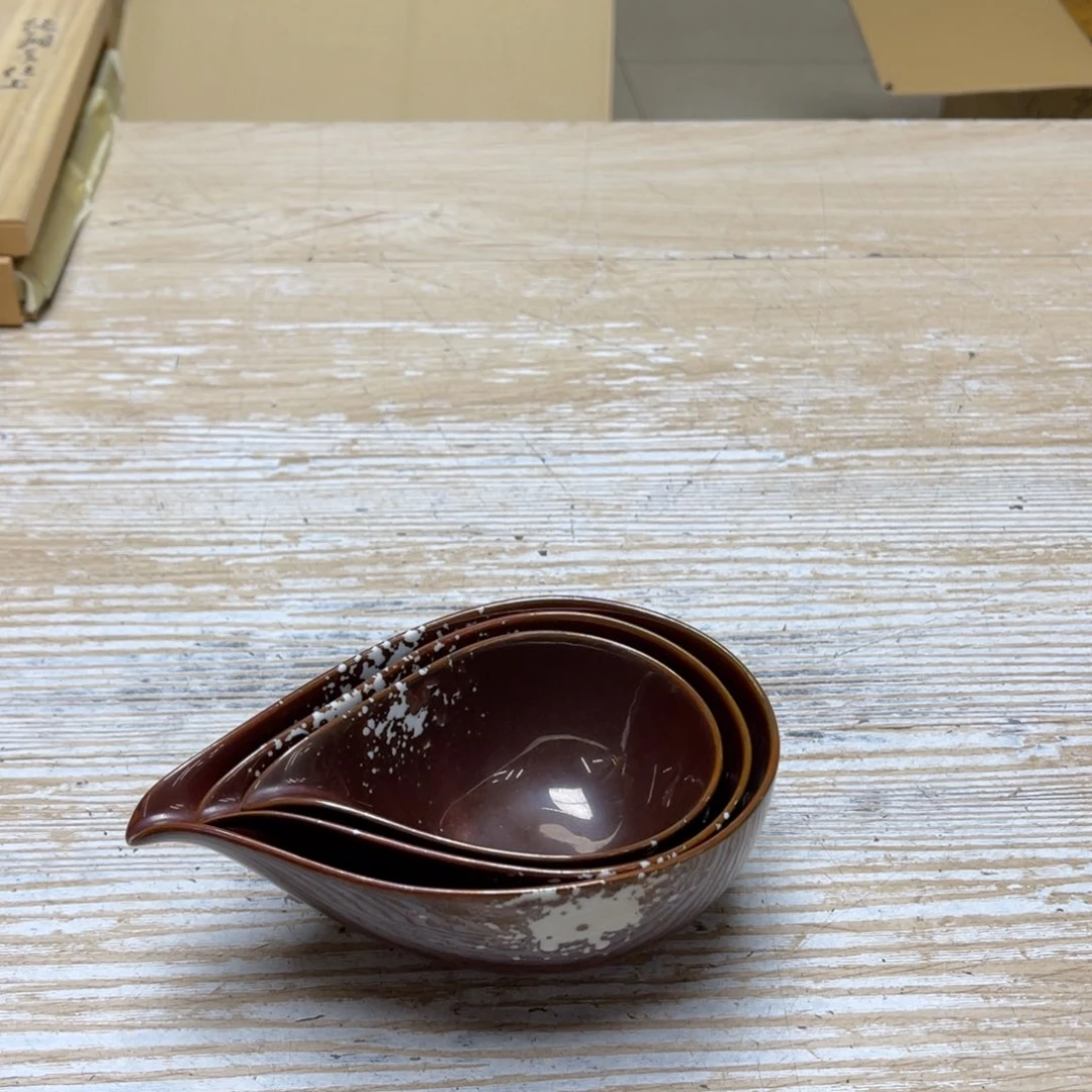 瓷片平***。密密麻麻地排列着一个