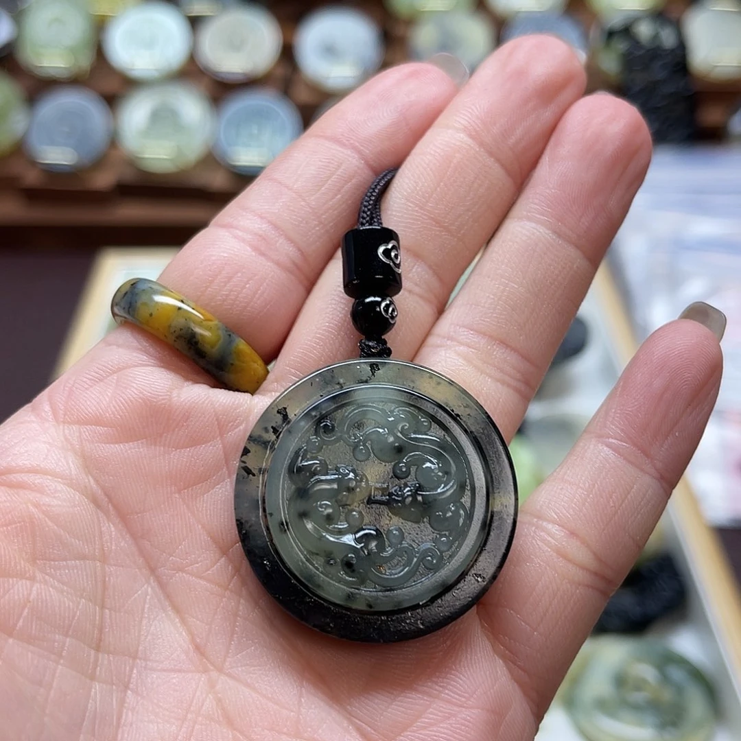 蛇纹石玉未镶嵌颈饰