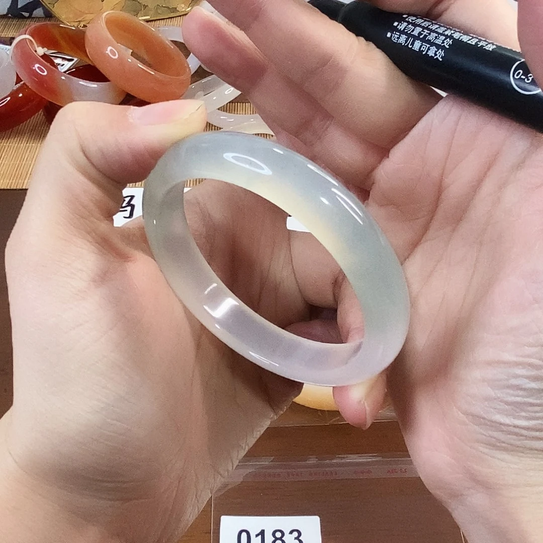 玛瑙/玉髓未镶嵌手镯0183。55.3圈。