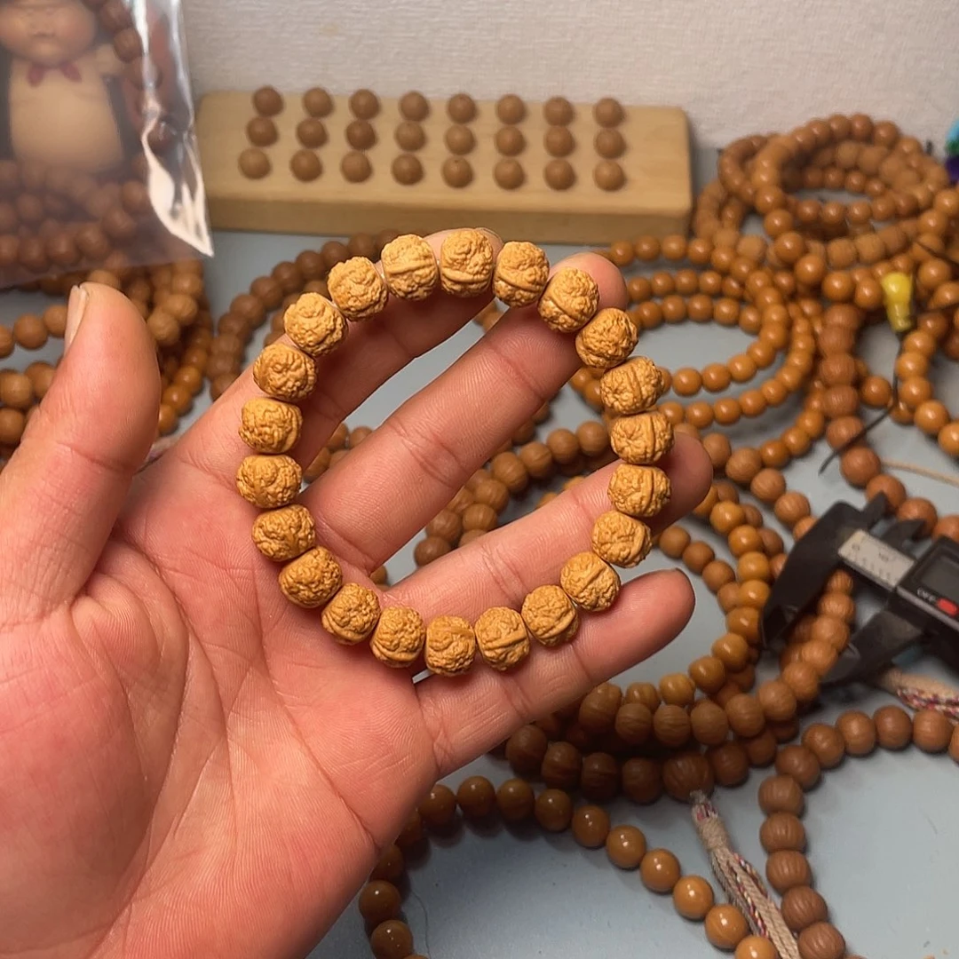 福***将猴头核桃手串肉破成块