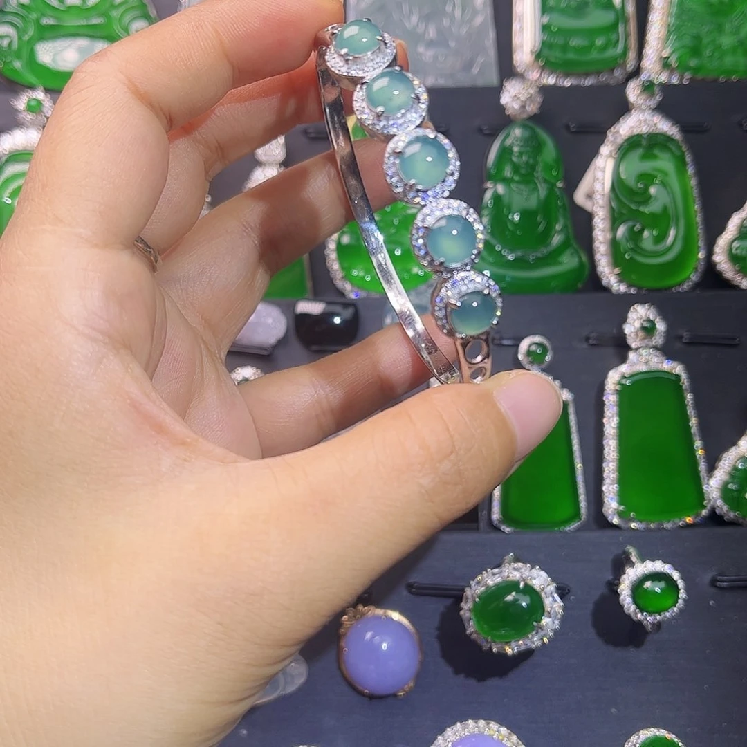 翡翠手镯未镶嵌手镯