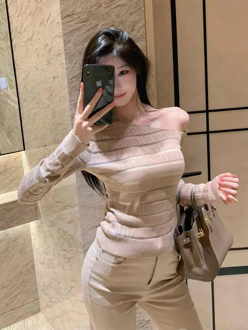 高级感穿搭甜辣风设计感斜肩露肩条纹毛衣女早秋气质修身显瘦上衣