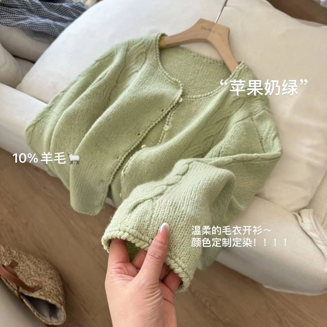 小文姐 W1125-‘苹果奶绿’春夏时尚圆领百搭单排扣麻花毛衣开衫