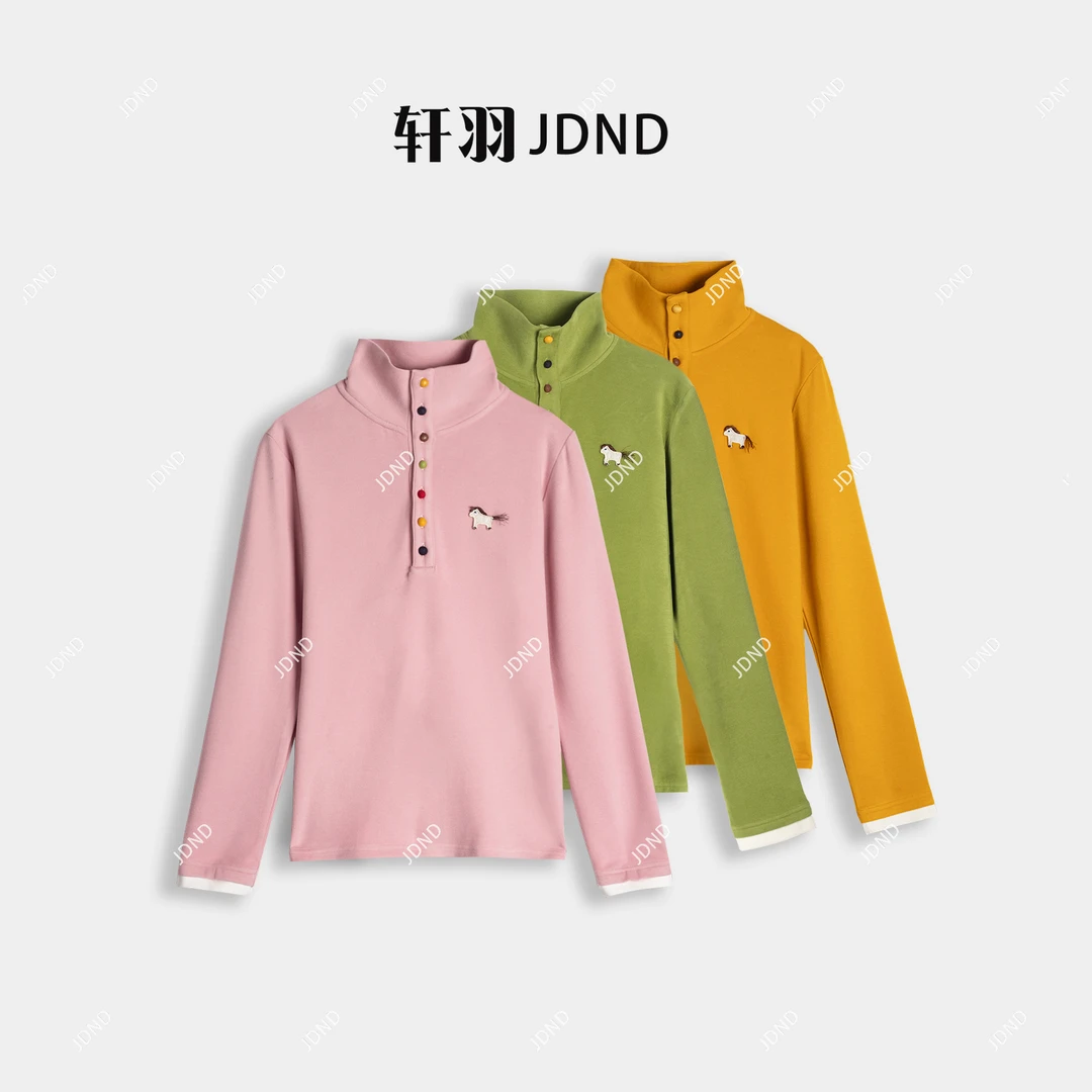 JDND轩羽【彩扣小马】莱赛尔立领加厚彩扣卫衣小衫XY25702