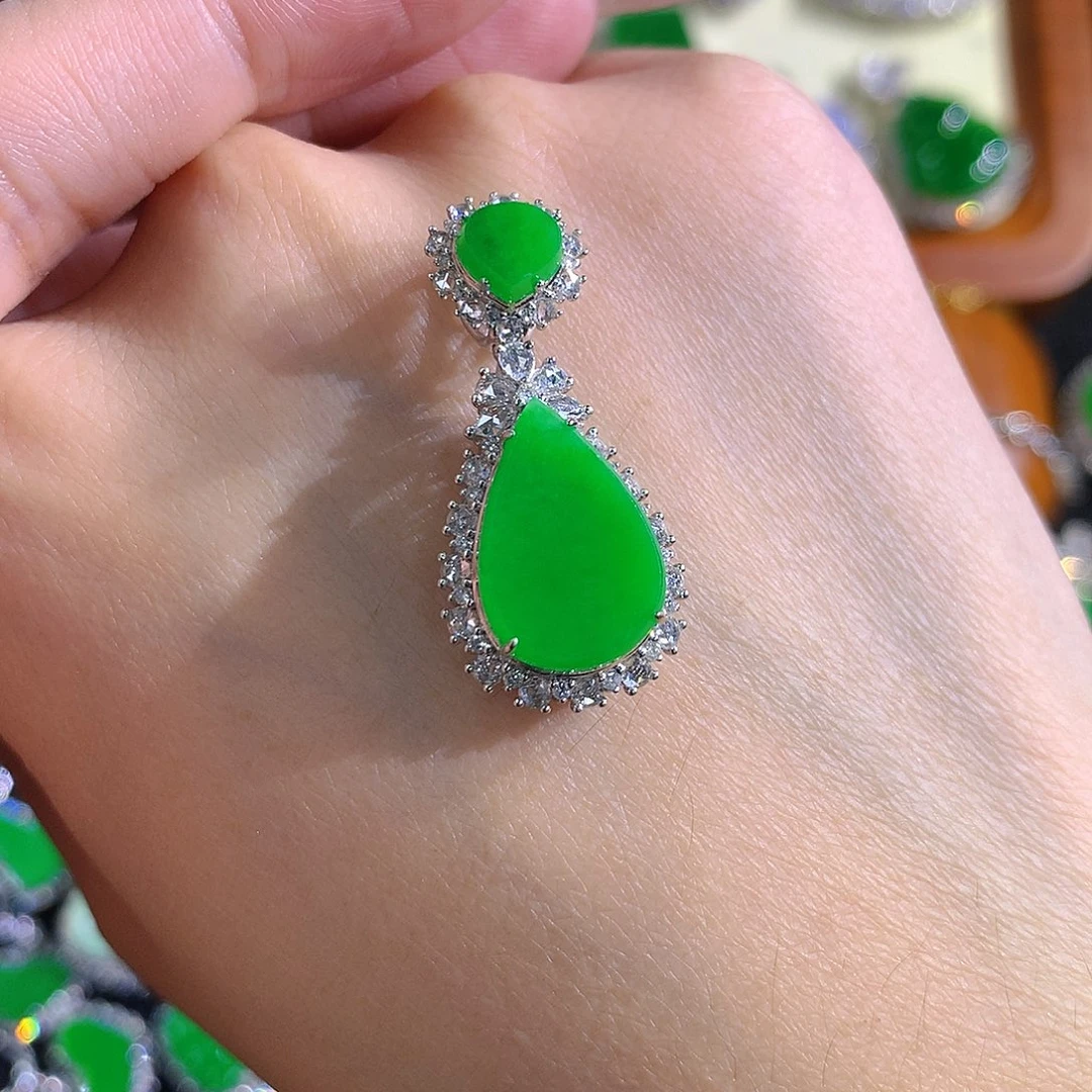 颈饰18K金镶嵌翡翠