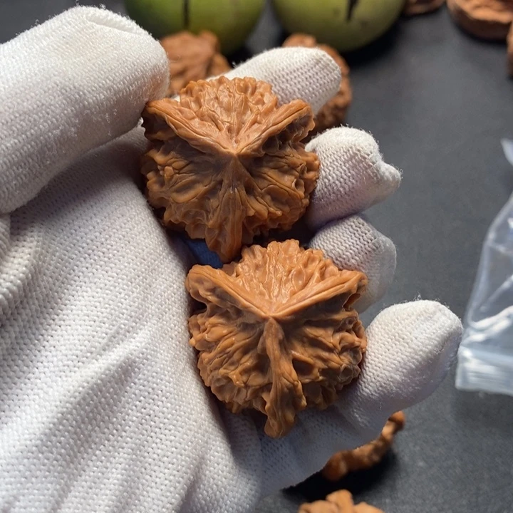 38尺盘山三棱文玩核桃
