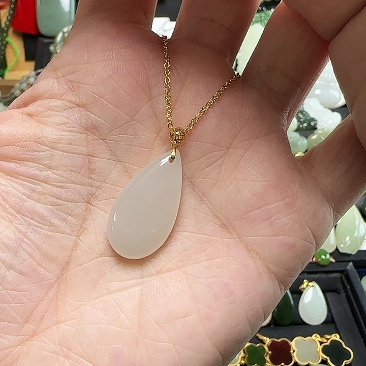 吊坠(赠链)18K金镶嵌和田玉因****?