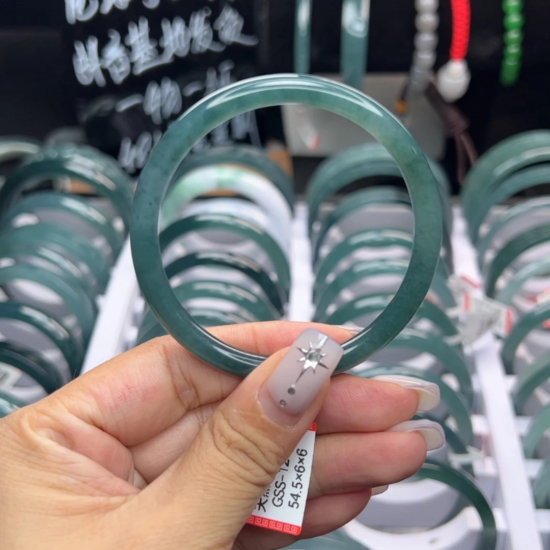 翡翠手镯未镶嵌翡翠