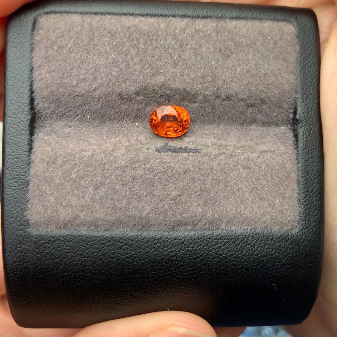 未镶嵌裸石石榴石（芬达石）1.565ct
