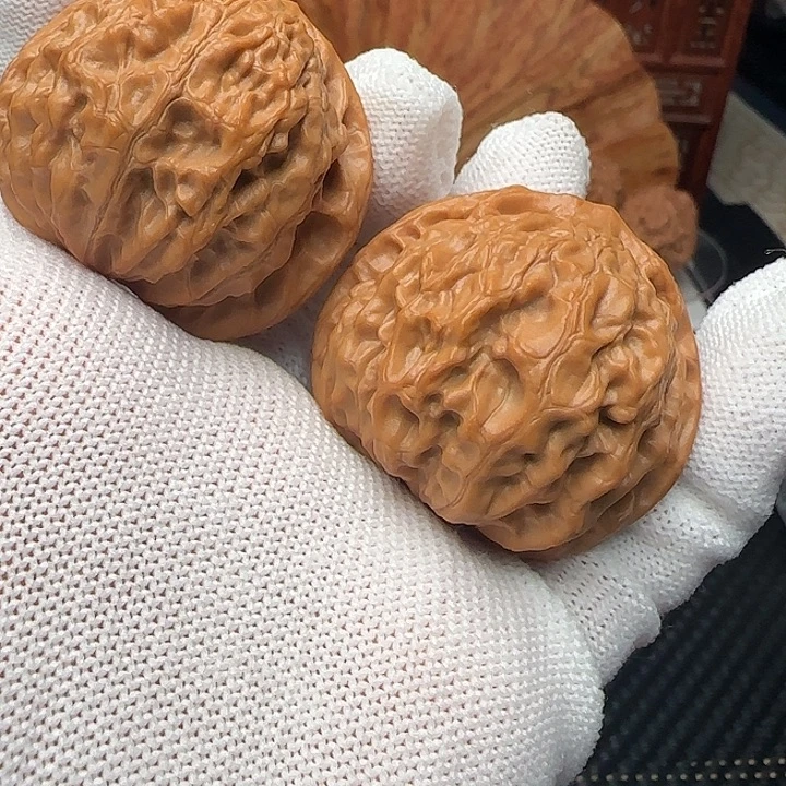 文玩核桃吊坠金牛42球状