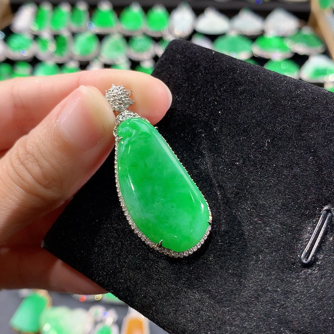 翡翠18K金镶嵌颈饰